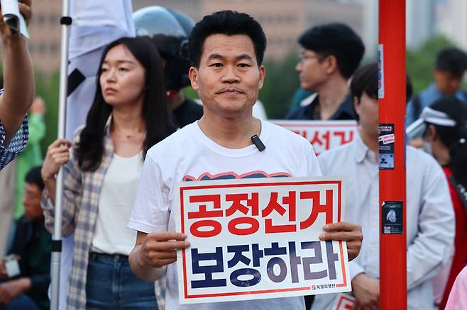 전 한국사 강사 전한길 씨가 지난 5월 30일 경기도 과천시 중앙선거관리위원회 앞에서 열린 사전투표 폐지 및 공정선거 보장 촉구 집회에 참석하고 있다. [사진 = 연합뉴스]