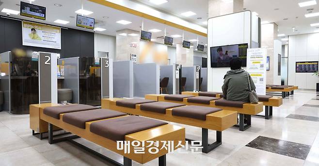 정부가 전세대출과 버팀목(전세자금)·디딤돌(주택구입자금) 대출 등 정책모기지론에 총부채원리금상환비율(DSR) 규제를 적용하는 방안을 국정과제에 담기로 했다.  서울의 한 시중은행 가계대출 창구 전경. [매경DB]