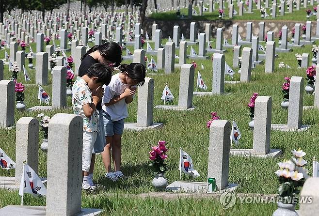지난 22일 6·25 75주년을 앞두고 서울 동작구 국립현충원에서  참전용사 외증손들이 참배를 하고 있다. [연합뉴스]
