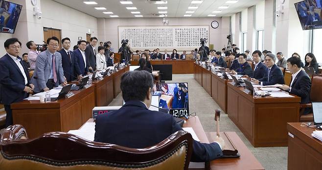 1일 서울 여의도 국회에서 방송 3법, 노란봉투법, 상법 등 을 심의, 의결하기 위해 열린 법제사법위원회 전체회의에서 방송 3법이 통과되고 있다. [이충우 기자]