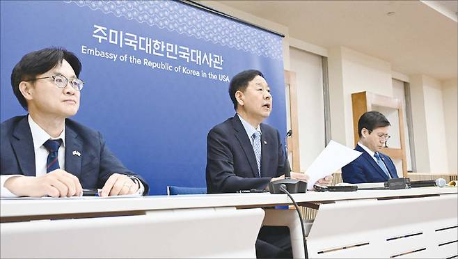 구윤철 경제부총리 겸 기획재정부 장관이 30일(현지 시간) 미국 워싱턴DC 주미한국대사관에서 열린 ‘한-미 통상협의 결과 브리핑’에서 발표문을 낭독하고 있다. 왼쪽부터 김정관 산업통상자원부 장관, 구윤철 부총리, 여한구 통상교섭본부장.  (기획재정부 제공)