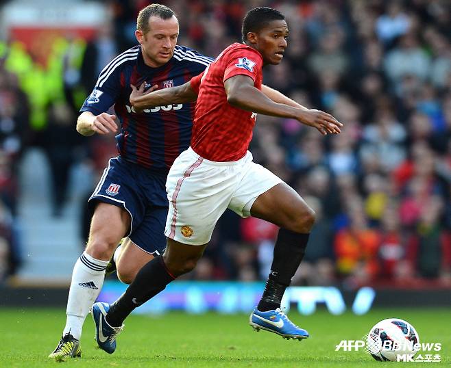 발렌시아(사진 오른쪽)는 맨체스터 유나이티드에서 10년 동안 활약했던 레전드다. 사진=AFPBBNews=News1