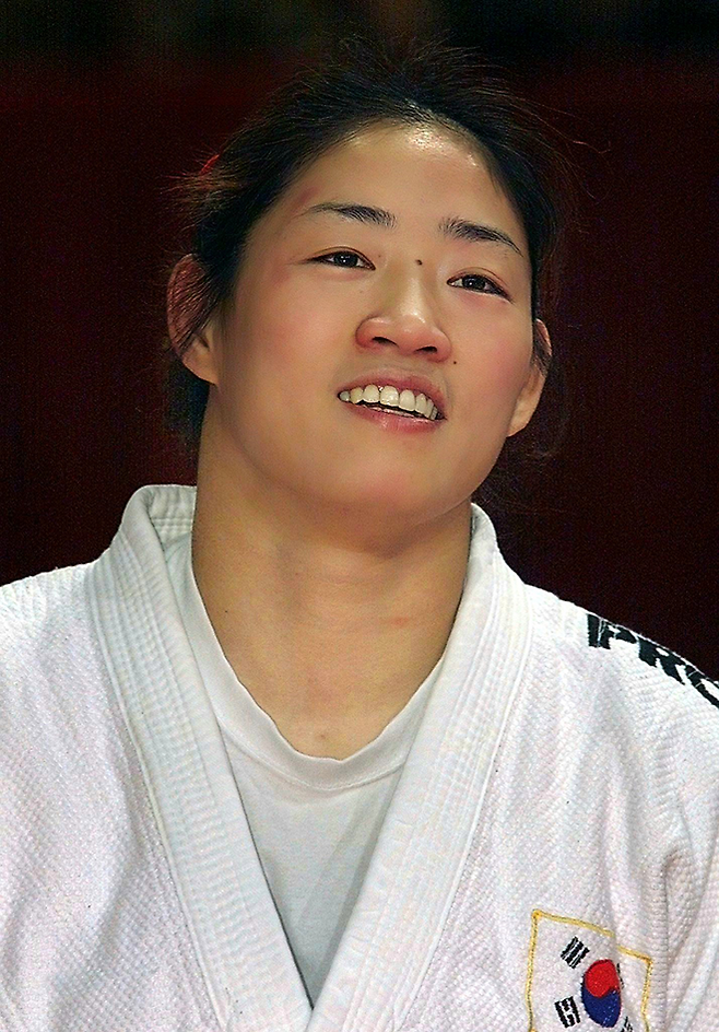 정성숙이 2000년 2월 제29회 프랑스 파리국제유도대회 여자 63㎏ 1위 후 현지 언론 취재에 응하고 있다. 사진=AFP=연합뉴스 제공