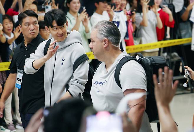 팬들에게 인사하는 손흥민. 사진=연합뉴스