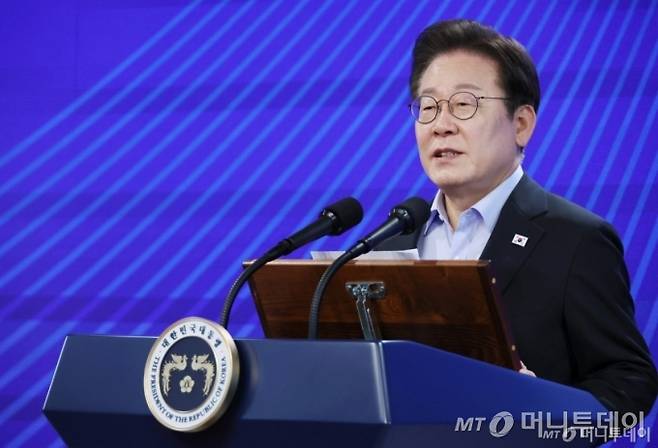 [서울=뉴시스] 최동준 기자 = 이재명 대통령이 31일 서울 종로구 정부서울청사에서 열린 '국민주권시대 공직자의 길' 고위공직자 워크숍에서 특강하고 있다. (대통령실통신사진기자단) 2025.07.31. photocdj@newsis.com /사진=최동준