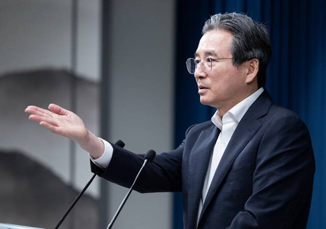 김용범 정책실장이 31일 서울 용산 대통령실 청사에서 열린 한미 관세 협상 타결 관련 브리핑에서 취재진 질문을 받고 있다. /사진=뉴스1