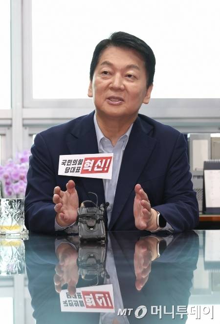 [서울=뉴시스] 김금보 기자 = 안철수 국민의힘 당대표 후보가 31일 오전 서울 여의도 국회 의원회관에서 열린 2030커피챗 행사에서 청년 사업가들과 대화를 하고 있다. 2025.07.31. kgb@newsis.com /사진=김금보