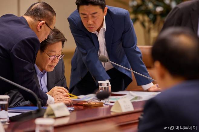 (서울=뉴스1) 허경 기자 = 이재명 대통령이 10일 서울 용산 대통령실에서 열린 국가안전보장회의(NSC) 전체회의에서 강훈식 대통령비서실장, 위성락 국가안보실장과 대화하고 있다. (대통령실 제공. 재판매 및 DB 금지) 2025.7.10/뉴스1  Copyright (C) 뉴스1. All rights reserved. 무단 전재 및 재배포,  AI학습 이용 금지. /사진=(서울=뉴스1) 허경 기자