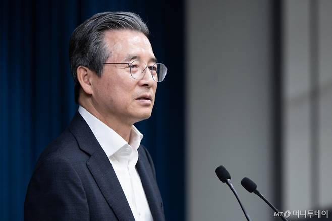 (서울=뉴스1) 이재명 기자 = 김용범 정책실장이 31일 서울 용산 대통령실 청사에서 한미 관세 협상 타결 관련 브리핑을 하고 있다. 2025.7.31/뉴스1  Copyright (C) 뉴스1. All rights reserved. 무단 전재 및 재배포,  AI학습 이용 금지. /사진=(서울=뉴스1) 이재명 기자