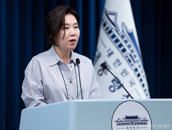 (서울=뉴스1) 이재명 기자 = 강유정 대통령실 대변인이 1일 서울 용산 대통령실 청사에서 전국 시·도지사 간담회 관련 브리핑을 하고 있다. 2025.8.1/뉴스1  Copyright (C) 뉴스1. All rights reserved. 무단 전재 및 재배포,  AI학습 이용 금지. /사진=(서울=뉴스1) 이재명 기자