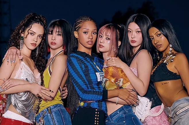 그룹 캣츠아이가 지난 4월 발매한 곡 '날리'(Gnarly)의 도입부와 중간에 남녀 성관계로 추정되는 신음소리가 삽입된 것이 알려져 논란이 일고 있다. /사진=하이브