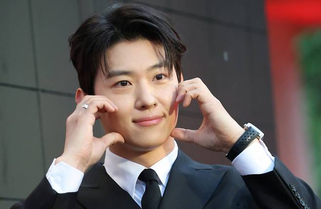 드라마 '타로'에서 덱스와 호흡을 맞춘 최병길 PD가 최근 연기력 논란에 휩싸인 덱스에게 응원의 말을 건넸다. /사진=뉴스1