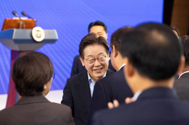 이재명 대통령이 1일 서울 용산구 대통령실에서 전국 17개 시도 광역단체장들과 만나 국가균형발전 전략을 논의한다. 사진은 지난 31일 이재명 대통령이 서울 종로구 정부서울청사에서 열린 '국민주권시대 공직자의 길' 고위공직자 워크숍에 참석해 인사를 나누고 있는 모습. /사진=뉴스1(대통령실 제공)
