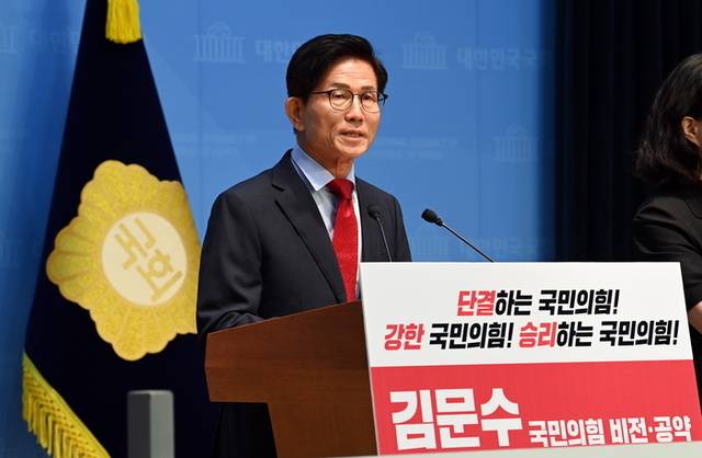 김문수 국민의힘 당 대표 후보자가 31일 오전 국회 소통관에서 비전·공약 발표 기자회견을 하고 있다. 곽성호 기자