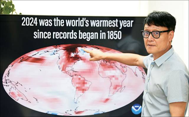 이명인 울산과학기술원(UNIST) 폭염연구센터장이 지난달 25일 서울 강남구 수서동 한 사무실에서 문화일보와 인터뷰를 하던 중 대형 모니터를 통해 전 세계적인 폭염 실태를 설명하고 있다. 화면은 2024년이 1850년 기상 관측 이래 가장 더운 해였음을 보여준다.   박윤슬 기자