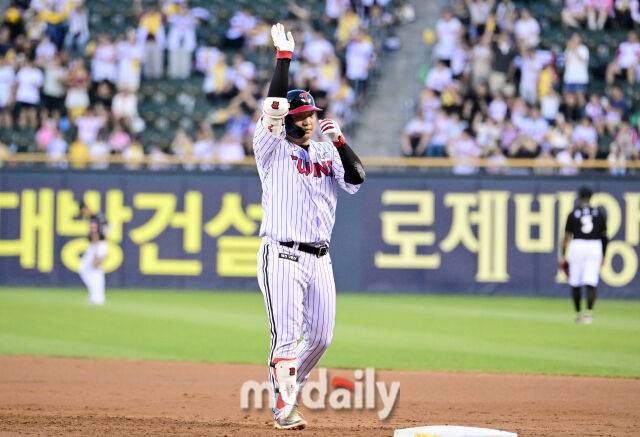 2025년 7월 31일 오후 서울 잠실구장에서 열린 '2025 신한 SOL뱅크 KBO 리그' KT 위즈와 LG 트윈스의 경기.LG 문보경이 3회말 1사 2루서 1타점 적시타를 친 뒤 기뻐하고 있다.