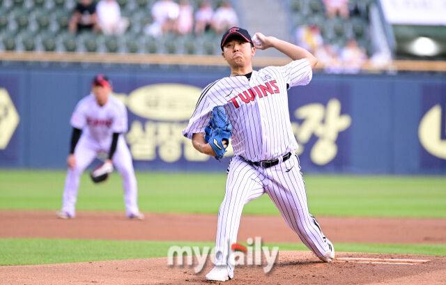 2025년 7월 31일 오후 서울 잠실구장에서 열린 '2025 신한 SOL뱅크 KBO 리그' KT 위즈와 LG 트윈스의 경기. LG 선발투수 송승기가 역투하고 있다./잠실=유진형 기자