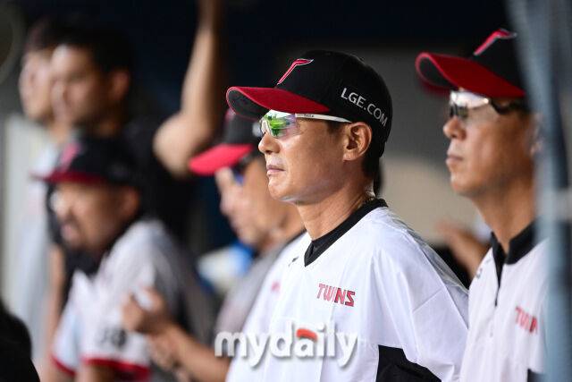 2025년 7월 31일 오후 서울 잠실구장에서 열린 '2025 신한 SOL뱅크 KBO 리그' KT 위즈와 LG 트윈스의 경기. LG 염경엽 감독이 경기를 지켜보고 있다./잠실=유진형 기자