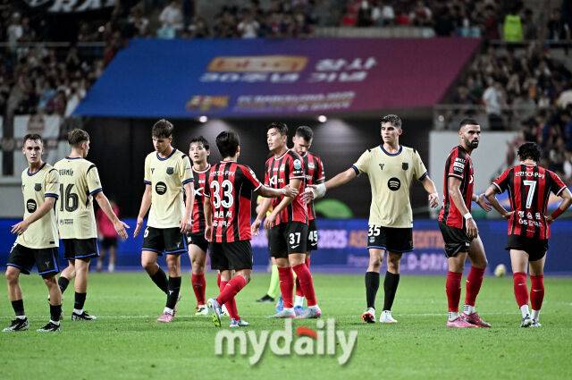 FC Barcelona won 7-3 at the FC Barcelona and FC Seoul match at the FC Barcelona 2025 Asia Tour Edition held at the Seoul World Cup Stadium in Sangam-dong, Seoul on the afternoon of 31st. Both team players who share greetings./ Reporter Song Il -seop