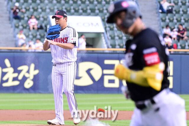 2025년 7월 31일 오후 서울 잠실구장에서 열린 '2025 신한 SOL뱅크 KBO 리그' KT 위즈와 LG 트윈스의 경기. LG 선발투수 송승기가 1회초 1사 2루서 KT 안현민을 3루수 땅볼로 처리한 뒤 숨을 고르고 있다./마이데일리