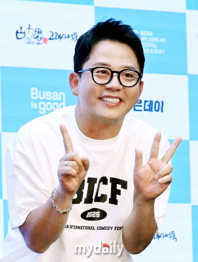 개그맨 김준호가 1일 오후 서울 상암동 스탠포드호텔서울에서 진행된 '제13회 부산국제코미디페스티벌(BCIF)' 기자회견에서 포즈를 취하고 있다. / 송일섭 기자