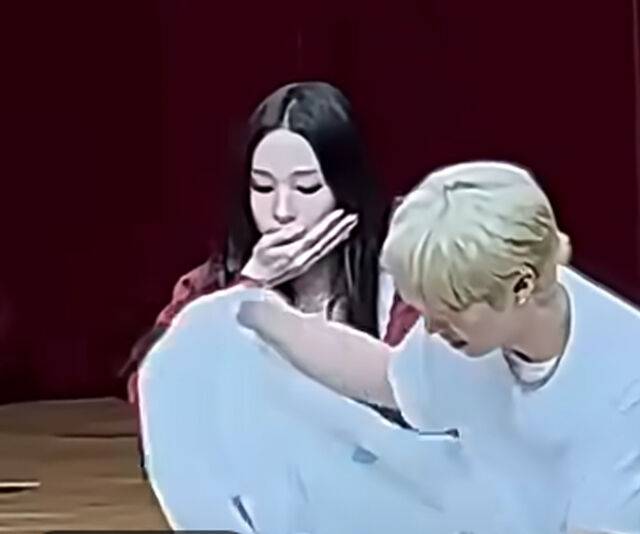 우찬이 자신이 입고 있던 셔츠를 벗어 애니의 다리를 가려줬다. / 팬 소셜미디어