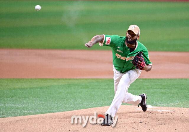 2025년 8월 1일 오후 서울 고척스카이돔에서 열린 '2025 신한 SOL뱅크 KBO 리그' 롯데 자이언츠와 키움 히어로즈의 경기. 키움 선발투수 알칸타라가 역투하고 있다./고척 = 유진형 기자