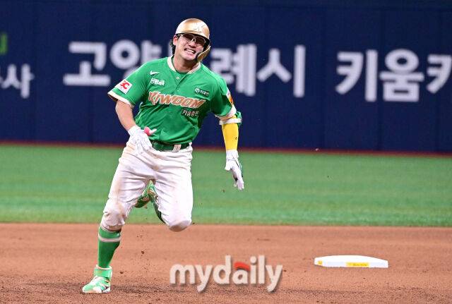 2025년 8월 1일 오후 서울 고척스카이돔에서 열린 '2025 신한 SOL뱅크 KBO 리그' 롯데 자이언츠와 키움 히어로즈의 경기. 키움 임지열이 6회말 선두타자 3루타를 친 뒤 전력 질주하고 있다./고척 = 유진형 기자