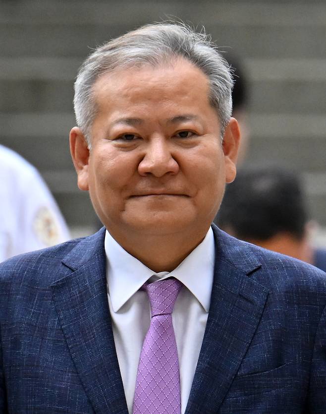 12·3 비상계엄 당시 ‘언론사 단전·단수’ 지시 의혹을 받는 이상민 전 행정안전부 장관이 지난달 31일 오후 서울 서초구 서울중앙지법에서 열린 구속 전 피의자 심문(영장실질심사)에 출석하고 있다. 조은석 특별검사팀은 이 전 장관에 대해 내란 중요임무 종사와 직권남용 권리행사 방해, 위증 등 혐의를 적용해 구속영장을 청구했다. 임세준 기자