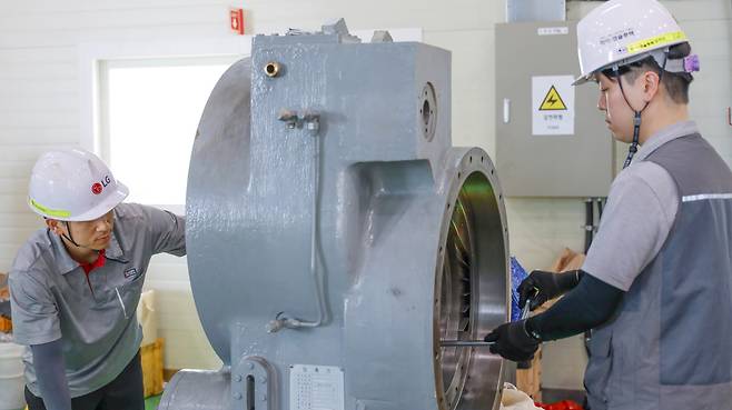 하이엠솔루텍 직원들이 경기도 화성 작업장에서 입고된 칠러를 정비하고 있다. [하이엠솔루텍 제공]