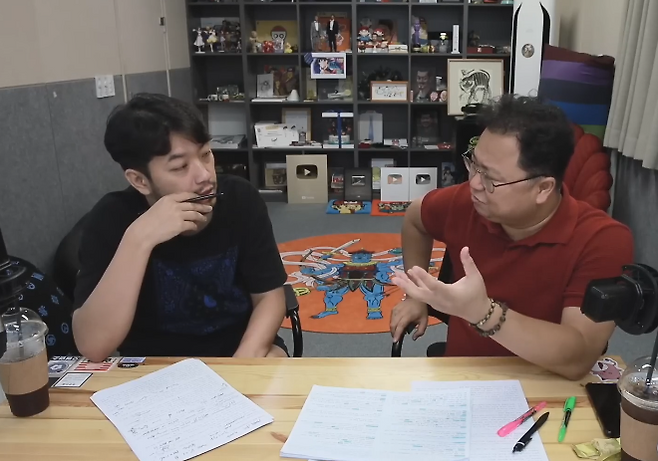 2022년 8월 유튜브 ‘침착맨’ 채널에 출연한 주식전문가 박민수 작가(최고민수)가 경제사를 특강하는 모습. 이날 특강은 8시간 가까이 진행됐다. [침착맨 유튜브 채널 갈무리]