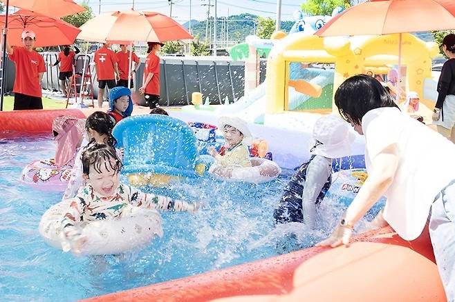 1일 광양시 세풍산단 야외 물놀이장이 개장된 가운데 근로자 가족들이 자녀와 함께 즐거운 시간을 보내고 있다.