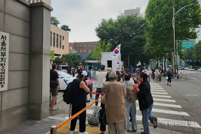 1일 서울 마포구 서울서부지방원 앞에 윤석열 전 대통령 지지자들이 모여있다. 이들은 서부지법 난동 사태 가담자들을 태운 법무부 호송차량을 향해 “힘내라”고 연신 외쳐대기도 했다. 이영기 기자.