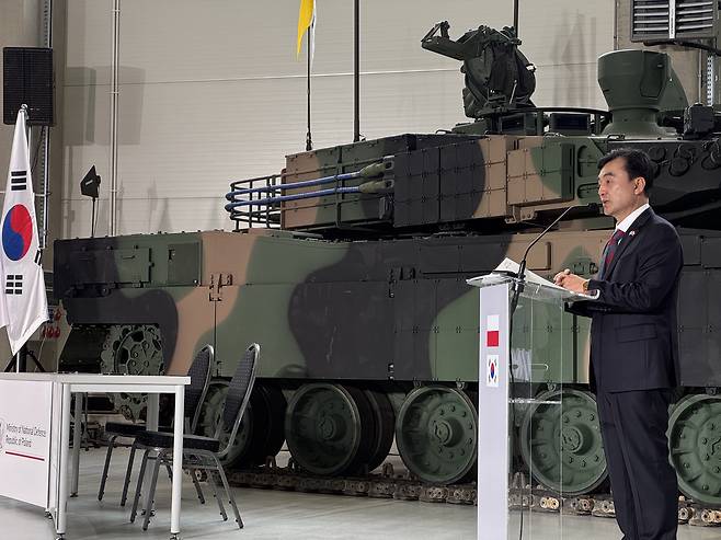 안규백 국방부 장관이 1일 폴란드 글리비체에서 열린 K2 전차 2차 이행계약 서명식에서 축사를 하고 있다. [국방부 제공]