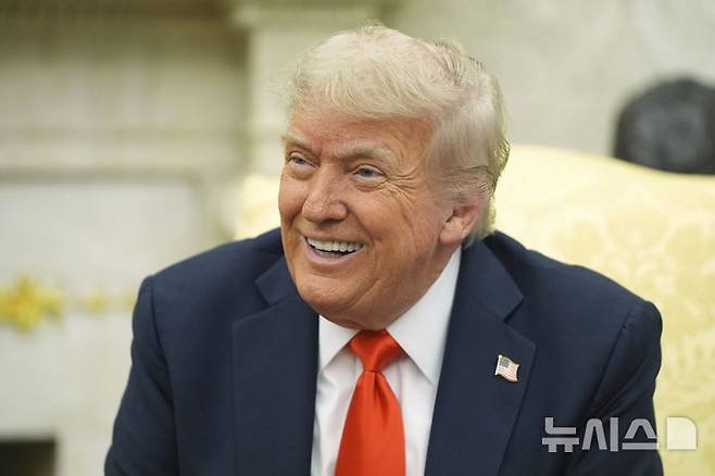 [워싱턴=AP/뉴시스]도널드 트럼프 미국 대통령이 지난 6월5일(현지 시간) 백악관 집무실에서 프리드리히 메르츠 독일 총리와 회담에 앞서 취재진 질문에 답변하며 미소를 보이고 있다. 2025.08.01.