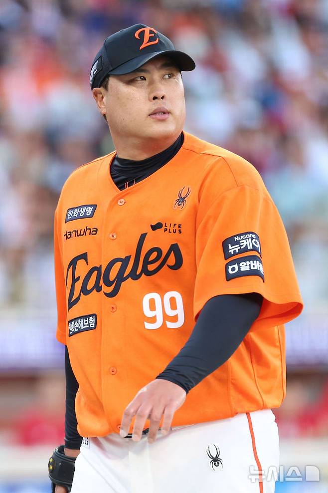 [대전=뉴시스] 권창회 기자 = 26일 오후 대전 중구 대전한화생명볼파크에서 열린 2025 신한 쏠뱅크 KBO리그 한화 이글스와 SSG랜더스의 경기, 1회 초 한화 류현진이 5실점을 한 뒤 이닝을 마치고 마운드를 내려오고 있다. 2025.07.26. kch0523@newsis.com