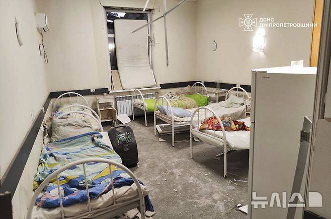 [카미얀스케=AP/뉴시스] 우크라이나 비상사태부가 제공한 사진에 29일(현지 시간) 드니프로페트로우스크주 카미얀스케의 한 병원이 러시아의 공습을 받은 뒤 환자들이 대피한 병실이 텅 비어 있다. 러시아가 우크라이나의 교도소와 의료시설 등을 공습해 최소 22명이 사망했다. 2025.07.30.