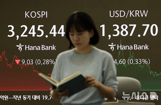 [서울=뉴시스] 조성우 기자 = 31일 오후 서울 중구 하나은행 딜링룸에서 딜러들이 업무를 보고 있다.  2025.07.31. xconfind@newsis.com