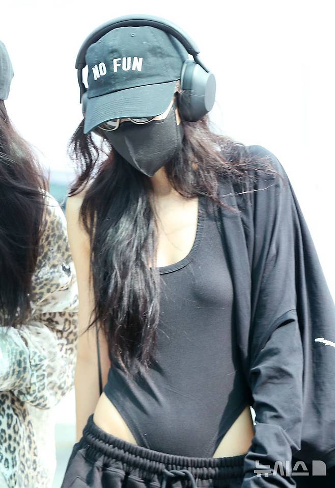 [인천공항=뉴시스] 김혜진 기자 = 그룹 블랙핑크(BLACKPINK) 제니가 월드투어 데드라인(DEADLINE) 공연을 위해 1일 인천국제공항을 통해 프랑스 파리로 출국하고 있다. 2025.08.01. jini@newsis.com