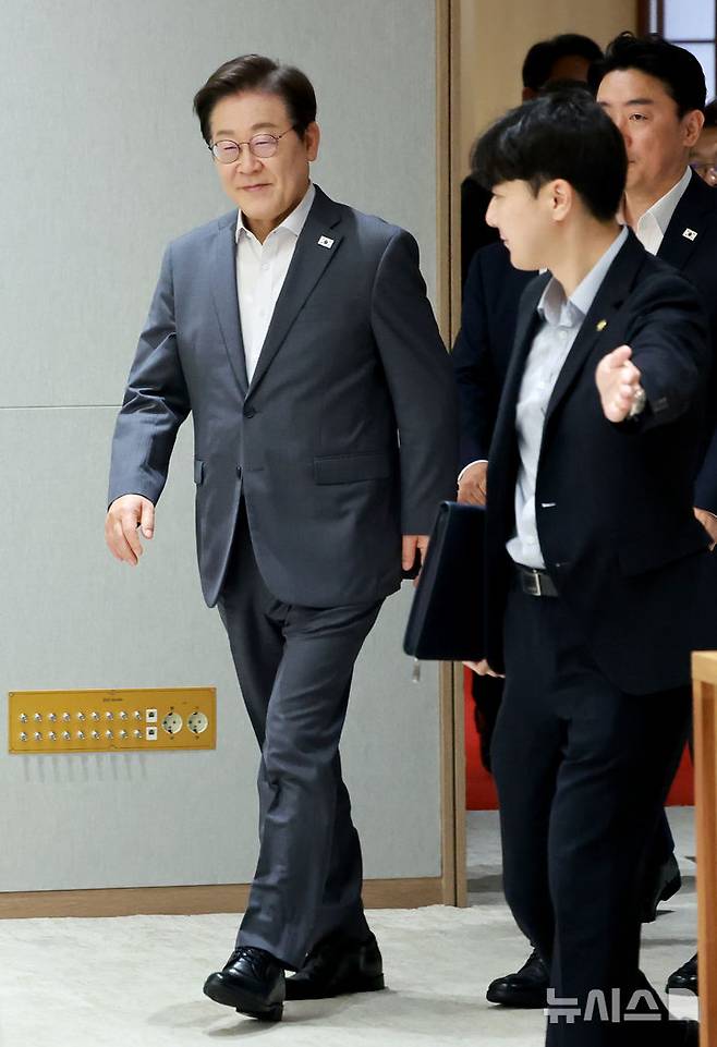 [서울=뉴시스] 고범준 기자 = 이재명 대통령이 1일 서울 용산 대통령실 청사에서 열린 전국 시도지사 간담회에 입장하고 있다. (대통령실통신사진기자단) 2025.08.01. bjko@newsis.com