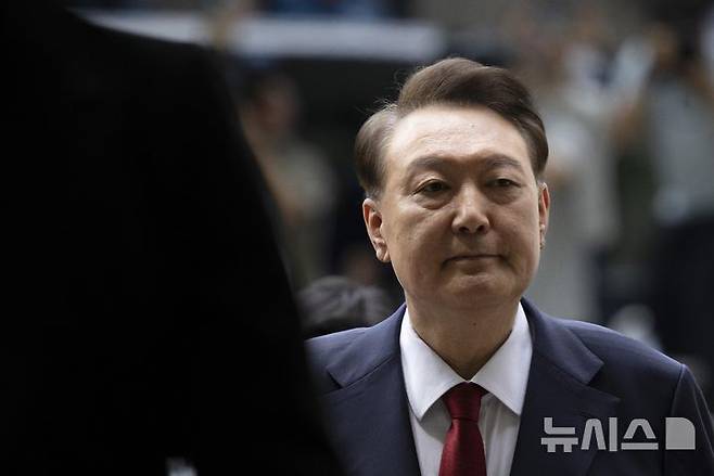 [서울=뉴시스] 사진공동취재단 = 윤석열 전 대통령이 지난달 9일 서울 서초구 서울중앙지방법원에서 열린 구속 전 피의자심문(영장실질심사)을 받기 위해 출석하고 있다. 2025.08.01. photo@newsis.com