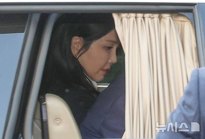 [서울=뉴시스] 황준선 기자 = 윤석열 전 대통령의 부인인 김건희 여사가 11일 오후 서울 용산구 한남동 대통령 관저를 떠나고 있다. (공동취재) 2025.04.11. photo@newsis.com