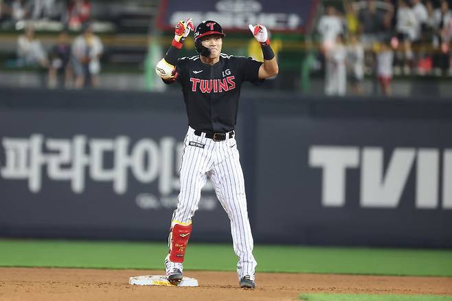 [서울=뉴시스=26일 수원 KT위즈파크에서 열린 2025 신한 쏠뱅크 KBO리그 KT 위즈와 경기에서 7번 타자 1루수로 선발 출전한 천성호가 9회초 선발타자로 나서 2루타를 작렬하며 웃고 있다. (사진=LG 트윈스 제공) 2025.06.26. photo@newsis.com   재진을 만나 "천성호는 쉽게 죽지 않는 타자"라고 평가했다. *재판매 및 DB 금지