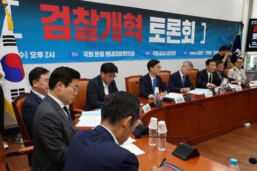 검찰개혁토론회에서 발언하는 김용민 의원 [연합뉴스 자료사진]