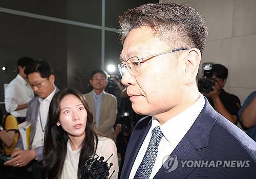 해병특검 승강기 앞에 선 이시원 전 대통령실 공직기강비서관 (서울=연합뉴스) 김주형 기자 = 이시원 전 대통령실 공직기강비서관이 31일 서울 서초구 순직해병특검 사무실에 출석하고 있다. 2025.7.31 kjhpress@yna.co.kr