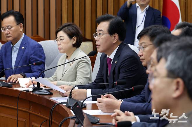 국민의힘 송언석 비상대책위원장 겸 원내대표가 1일 서울 여의도 국회에서 열린 원내대책회의에서 발언을 하고 있다. 윤창원 기자
