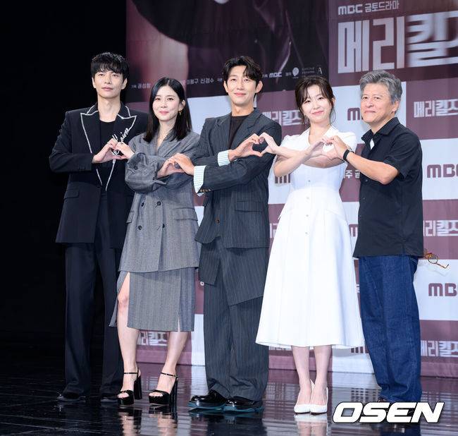 [OSEN=이대선 기자] 31일 서울 마포구 상암동 MBC 골든마우스홀에서 MBC 새 금토드라마 ‘메리 킬즈 피플’ 제작발표회가 열렸다.‘메리 킬즈 피플’은 치료 불가능한 환자들의 조력 사망을 돕는 의사와 이들을 추적하는 형사의 이야기를 다룬 서스펜스 드라마다.배우 이민기, 이보영, 강기영, 윤가이, 권해효가 포토타임을 가지고 있다. 2025.07.31 /sunday@osen.co.kr