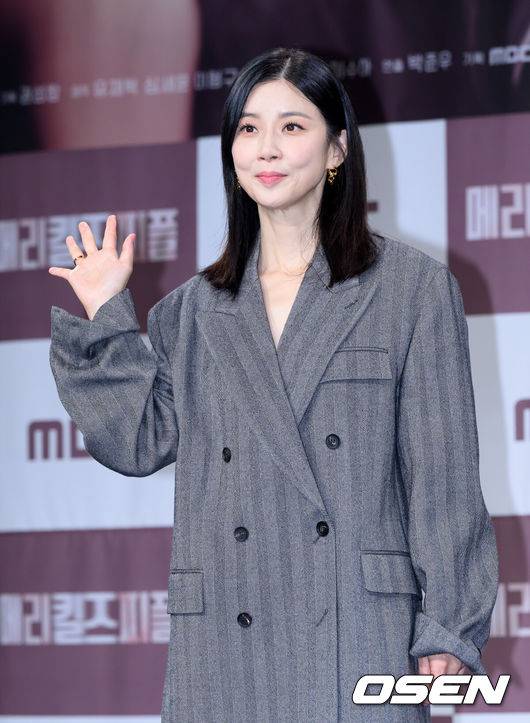 [OSEN=이대선 기자] 31일 서울 마포구 상암동 MBC 골든마우스홀에서 MBC 새 금토드라마 ‘메리 킬즈 피플’ 제작발표회가 열렸다.‘메리 킬즈 피플’은 치료 불가능한 환자들의 조력 사망을 돕는 의사와 이들을 추적하는 형사의 이야기를 다룬 서스펜스 드라마다.배우 이보영이 포토타임을 가지고 있다. 2025.07.31 /sunday@osen.co.kr