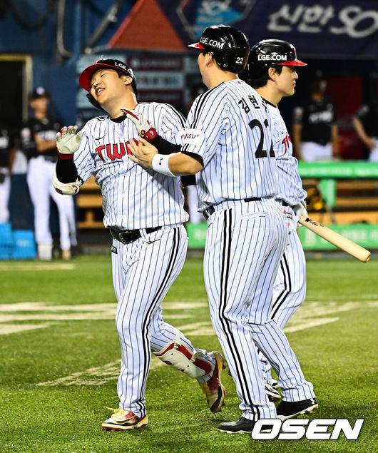 [OSEN=잠실, 지형준 기자] 31일 오후 서울 잠실구장에서 ‘2025 신한 SOL Bank KBO리그’ LG 트윈스와 KT 위즈의 경기가 열렸다.LG는 송승기, KT는 헤이수스가 선발로 나섰다.4회말 1사 1루에서 LG 문보경이 우월 투런포를 날리며 김현수와 기뻐하고 있다. 2025.07.31 / jpnews@osen.co.kr