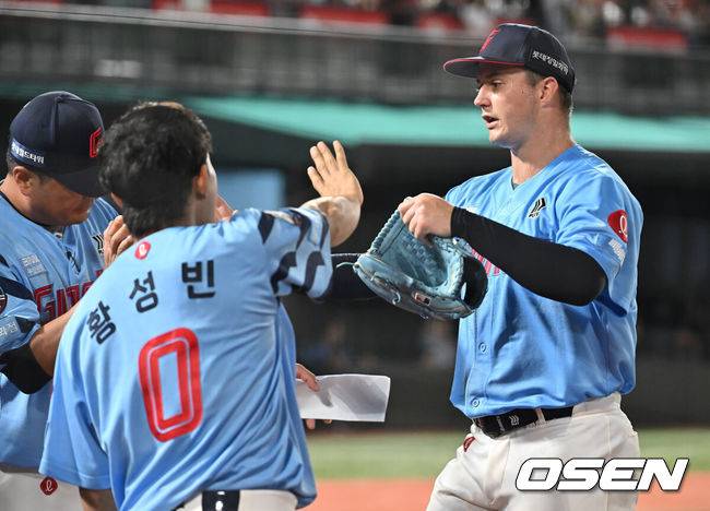 [OSEN=부산, 이석우 기자] 31일 부산 사직야구장에서 2025 신한 SOL 뱅크 KBO 리그 롯데 자이언츠와 NC 다이노스의 경기가 열렸다. 홈팀 롯데는 데이비슨이, 방문팀 NC는 김녹원이 선발 출전했다.롯데 자이언츠 선발 투수 데이비슨이 5회초 2실점하고 이닝 교체를 하고 있다. 2025.07.31 / foto0307@osen.co.kr